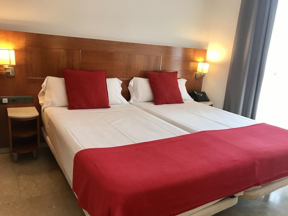 Hotel Calasanz Молинс-де-Рей Экстерьер фото