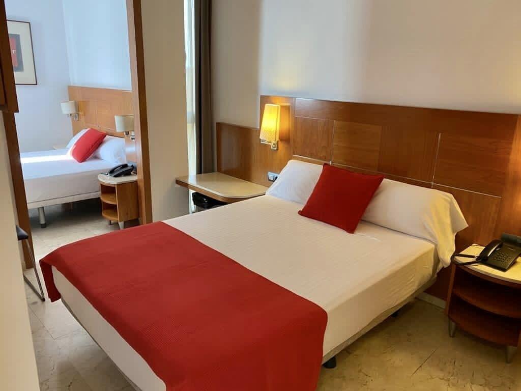 Hotel Calasanz Молинс-де-Рей Экстерьер фото
