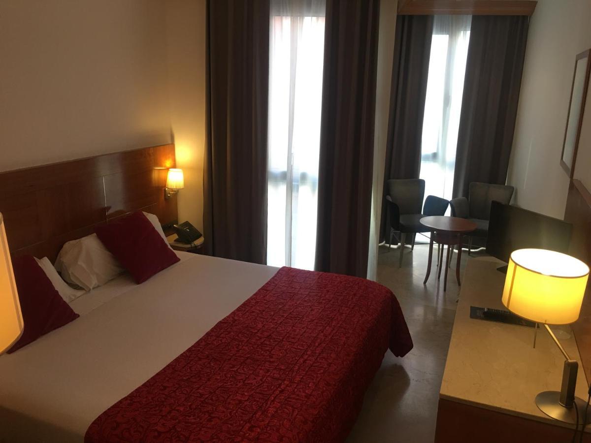 Hotel Calasanz Молинс-де-Рей Экстерьер фото