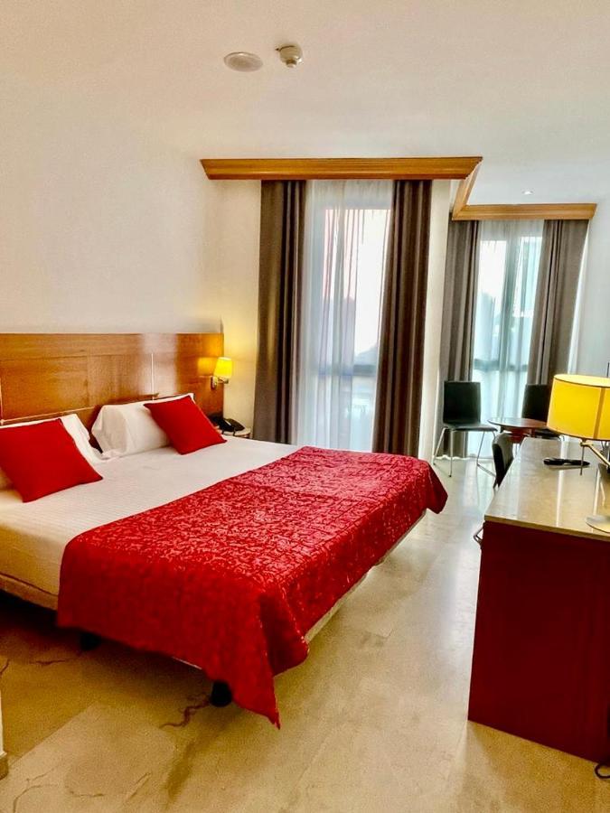 Hotel Calasanz Молинс-де-Рей Экстерьер фото