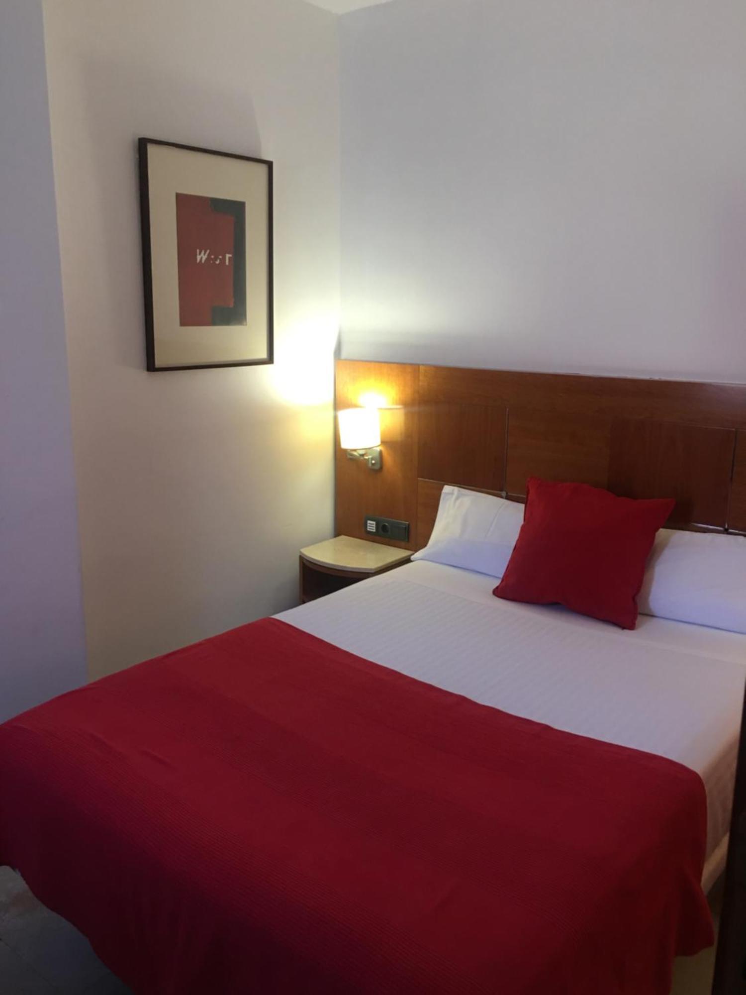 Hotel Calasanz Молинс-де-Рей Экстерьер фото