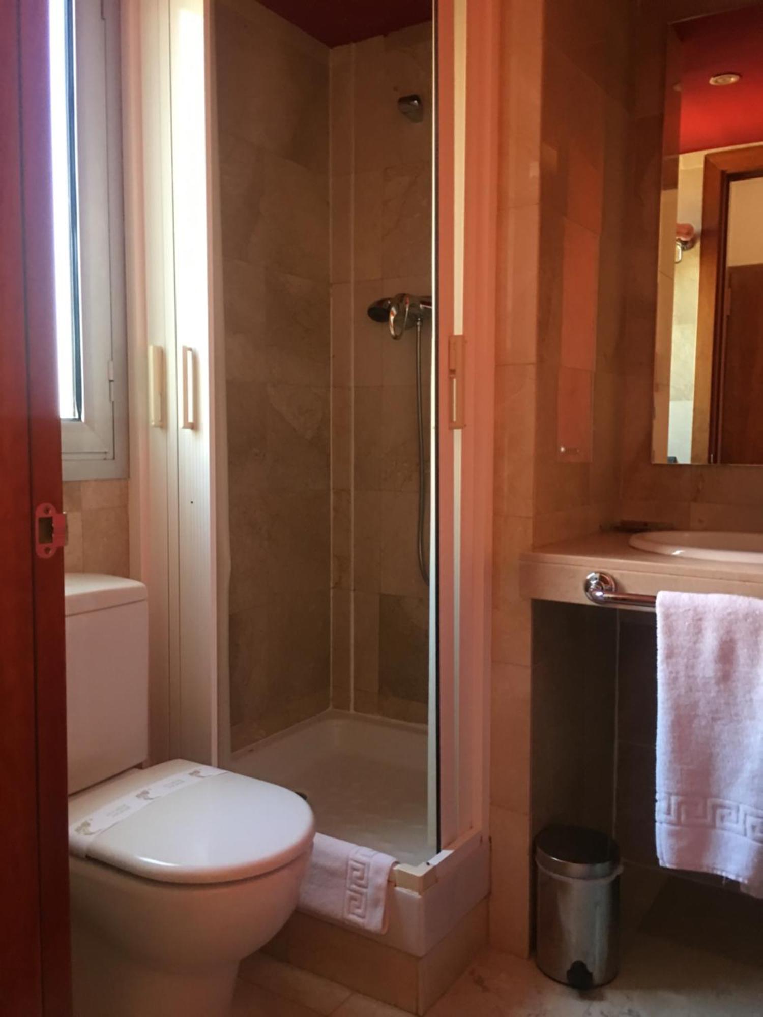Hotel Calasanz Молинс-де-Рей Экстерьер фото