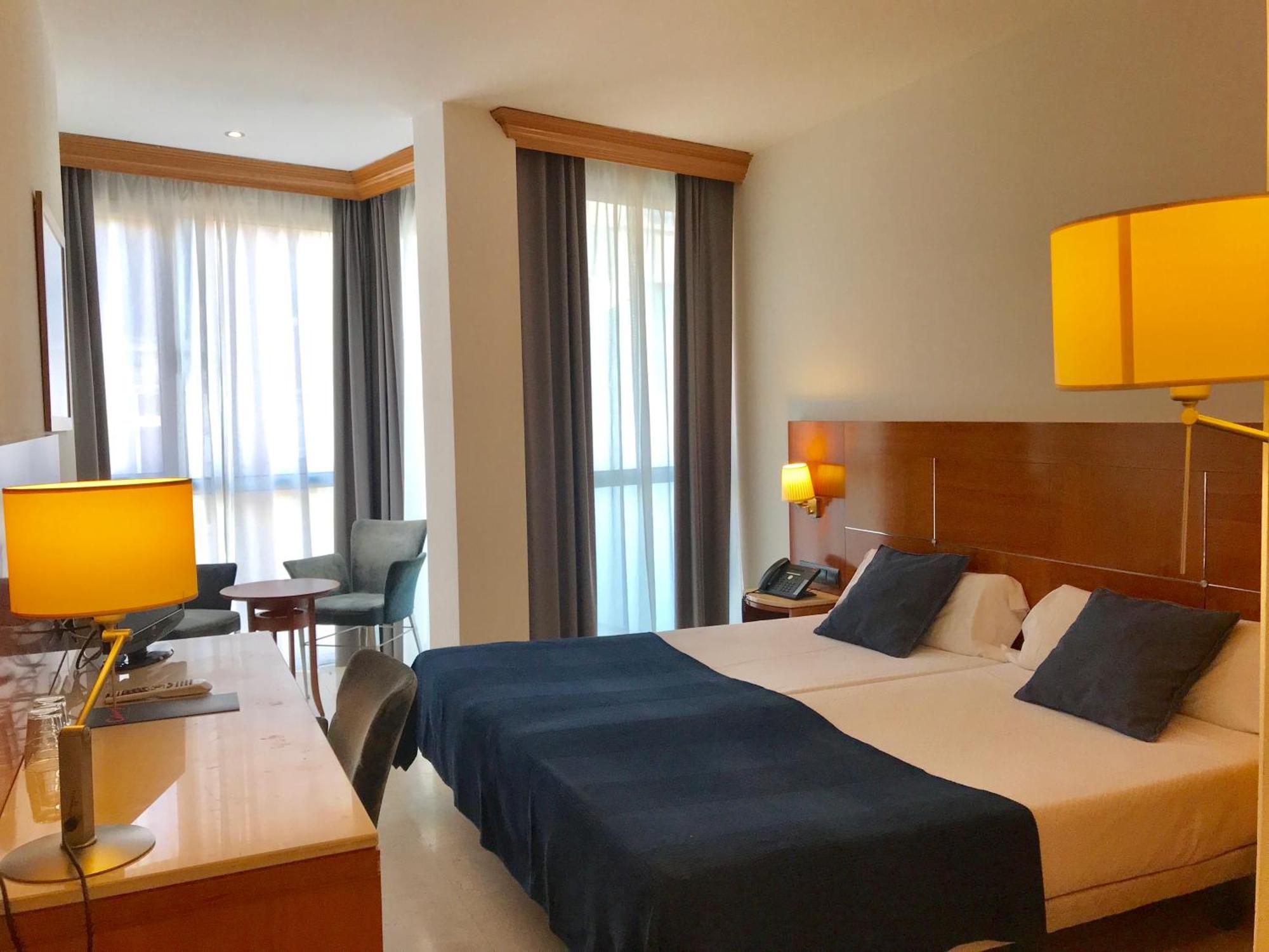 Hotel Calasanz Молинс-де-Рей Экстерьер фото