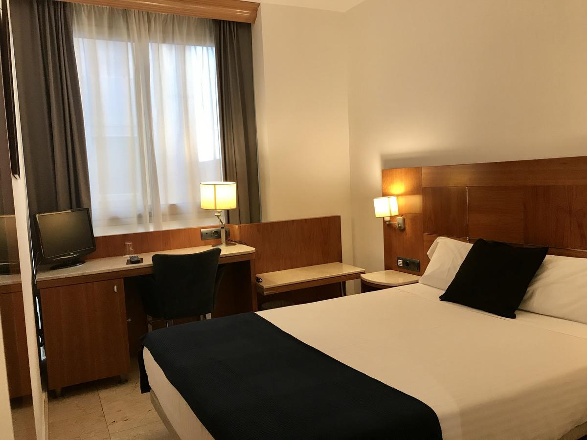 Hotel Calasanz Молинс-де-Рей Экстерьер фото