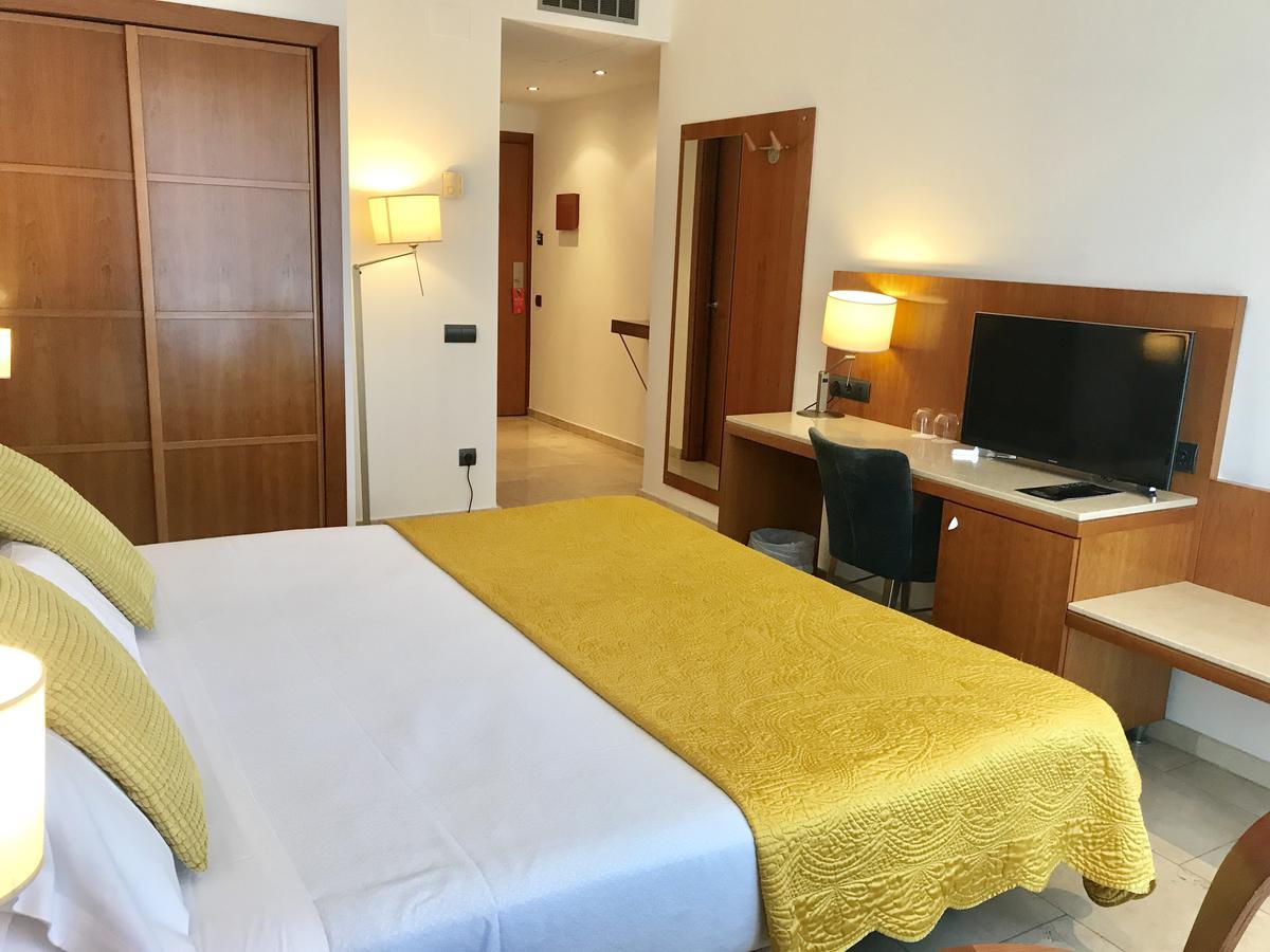 Hotel Calasanz Молинс-де-Рей Экстерьер фото