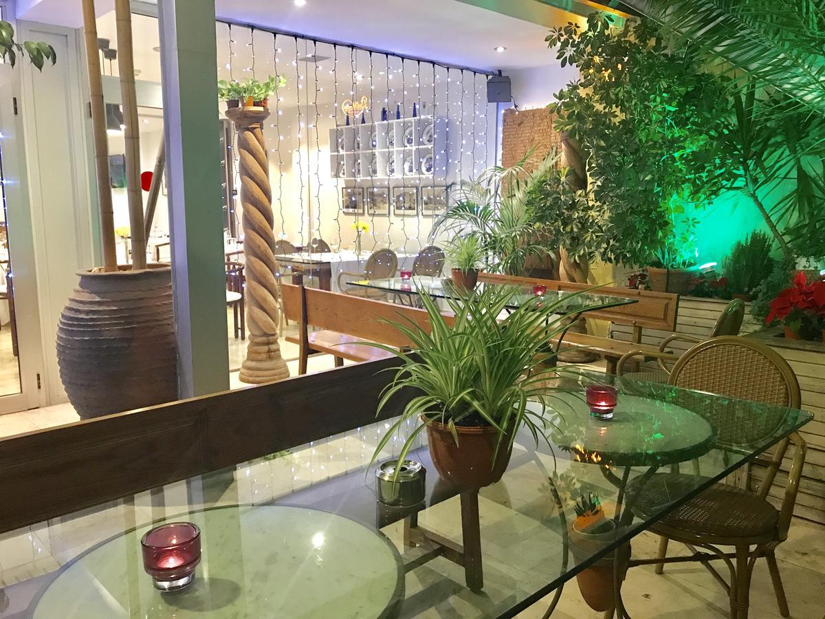 Hotel Calasanz Молинс-де-Рей Экстерьер фото