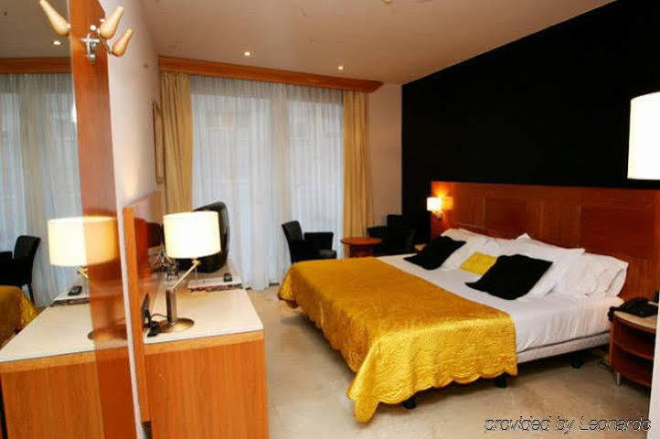 Hotel Calasanz Молинс-де-Рей Номер фото