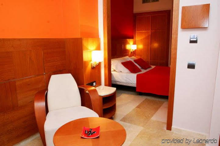 Hotel Calasanz Молинс-де-Рей Номер фото