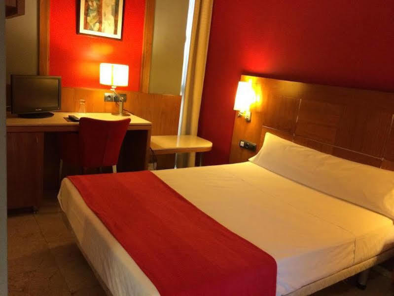 Hotel Calasanz Молинс-де-Рей Экстерьер фото